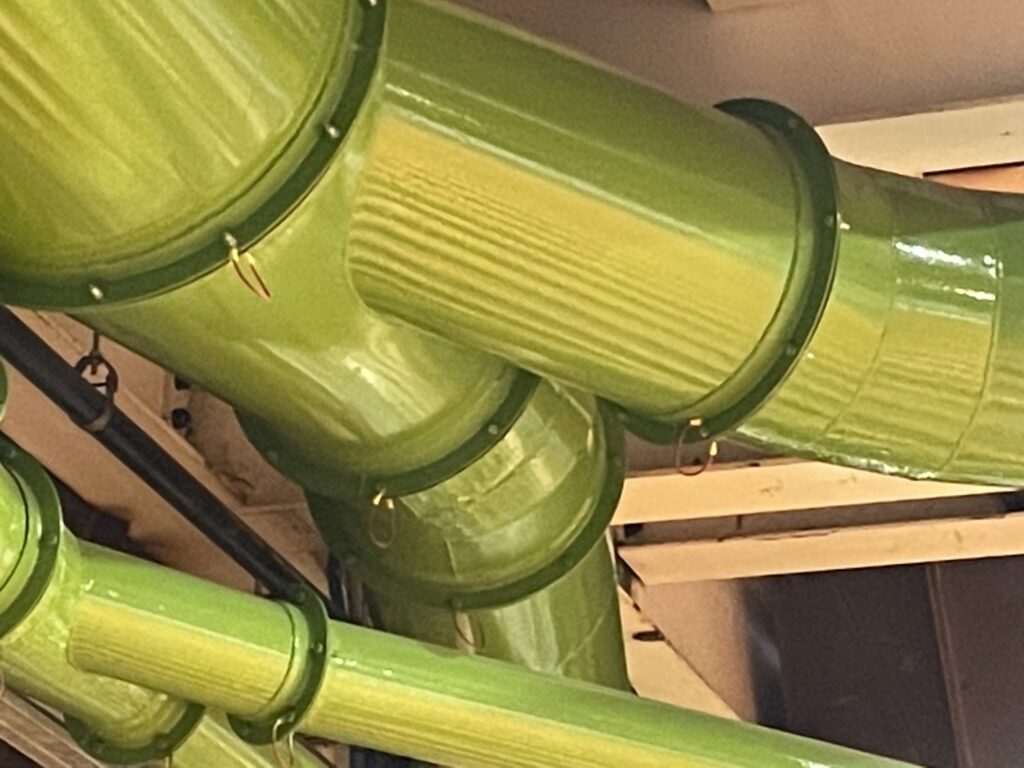 Dust duct on the ceiling